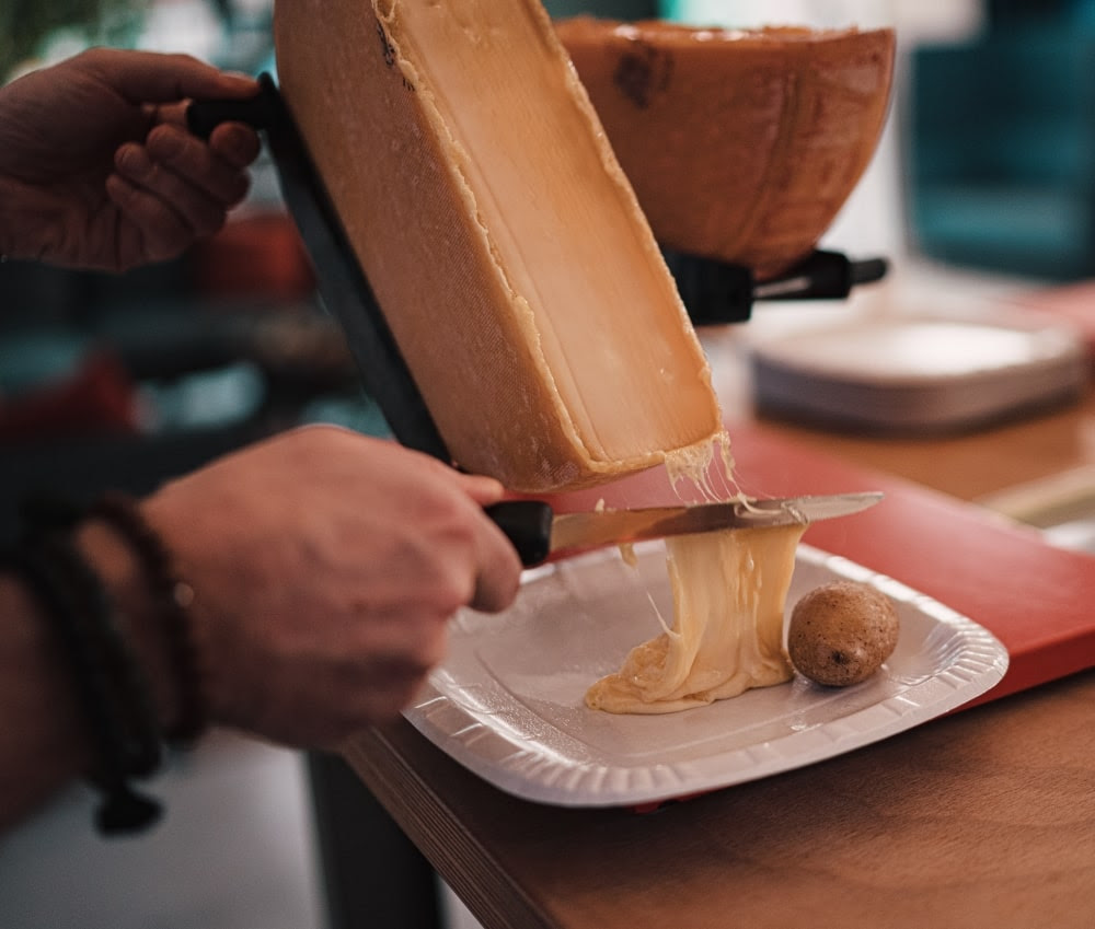 Raclette de chèvre de la fromagerie Lu'Ce à retrouver au marché de producteurs locaux de La Vieille Ferme Feigères