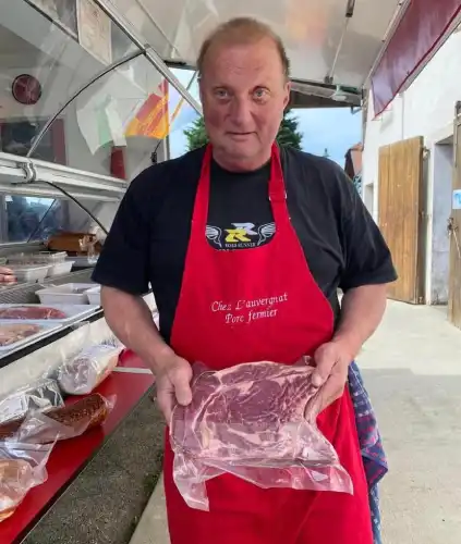 Boucher charcutier Chez l'Auvergnat et sa côte de bœuf, viande de qualité d'origine française, au marché de producteurs de Feigères