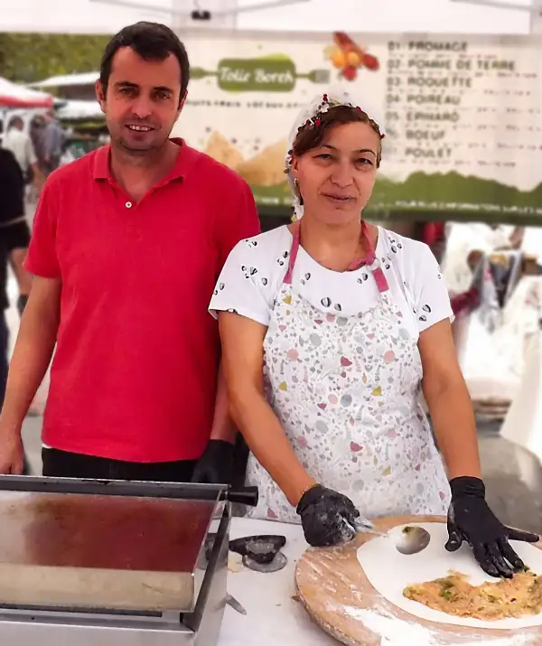 Couple d'Anatoliens préparant des börek dans leur stand de nourriture.