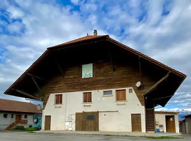 Bâtiment de la Vieille Ferme à Feigères accueillant un marché de producteurs locaux en Haute-Savoie