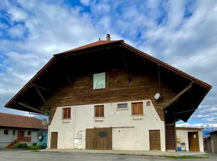 Le bâtiment de la Vieille Ferme est une ancienne ferme à bovin centenaire, en bois. Elle accueille le premier jeudi du mois un marché de producteurs locaux à Feigères, en Haute-Savoie.